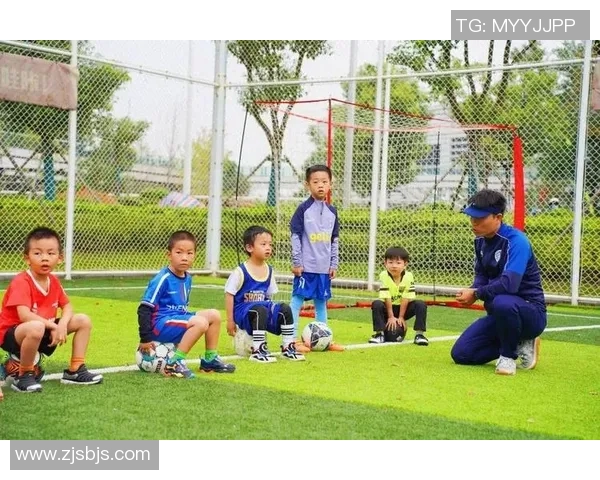 足球明星与孩子们的温馨瞬间合集展现亲子时光的幸福与乐趣 足球明星与孩子们的温馨瞬间合集展现亲子时光的幸福与乐趣